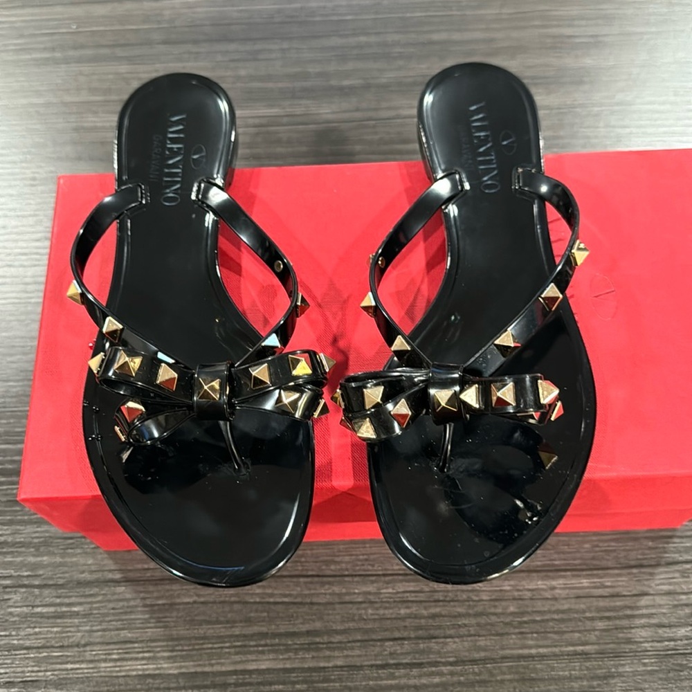 VALENTINO RUBBER ROCKSTUD THONG